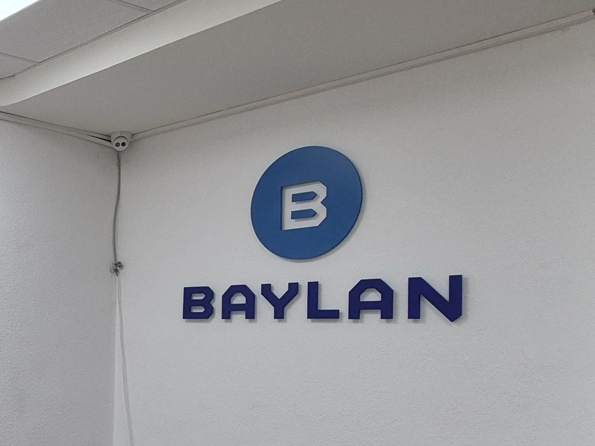 Dreidimensionales Wandlogo im Innenraum eines Fachbetriebs — 3D-Buchstaben von Neue Außenwerbung