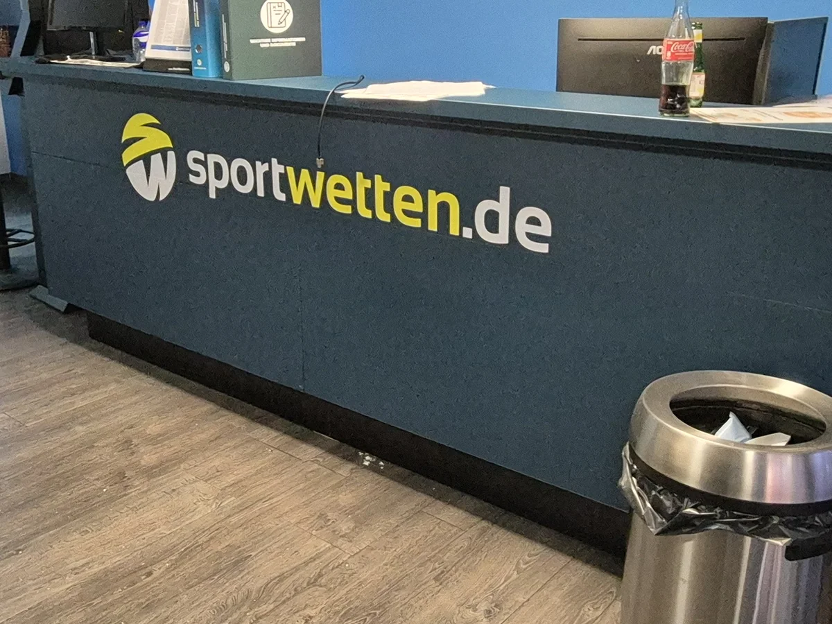 Innenraum-Branding mit Logo an der Theke eines Wettbüros — 3D-/Innenraum-Logo von Neue Außenwerbung