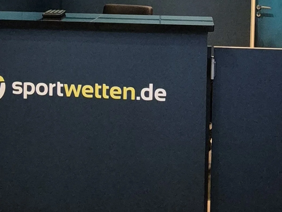 Innenraum-Branding mit Logo im Empfangsbereich eines Wettbüros — 3D-/Innenraum-Logo von Neue Außenwerbung